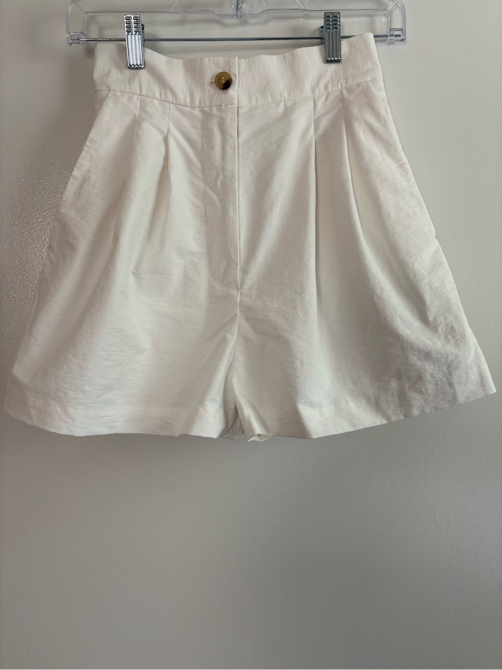 & Other Stories White Pleated Tailored Shorts Size 0 Side Slash Pockets